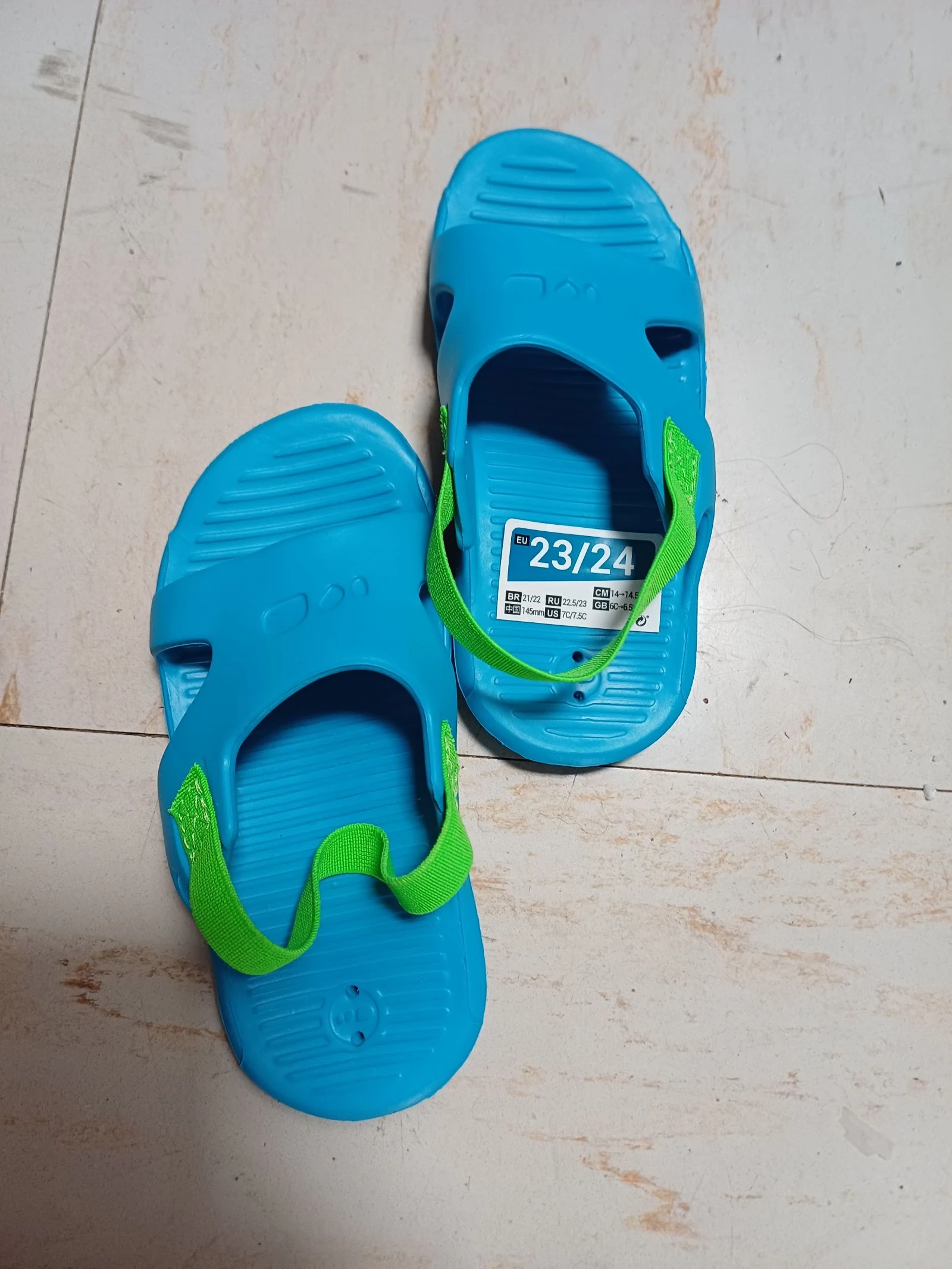 Sandales ouvertes de plage neuves 23/24